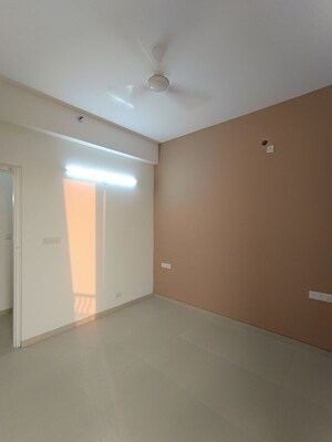 Room in 2 BHK Apartment at Supertech Hues, Sector 68 – for Rent