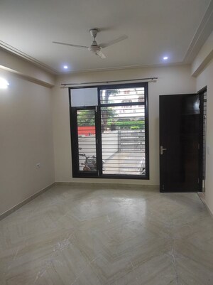 Room in 3 BHK Builder Floor at Sector 46 – for Rent