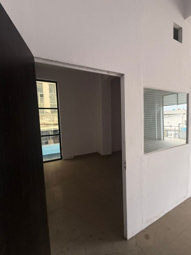 Room, dlf industrial area Commercial Warehouse 4000 Sq.Ft. In Dlf Industrial Area Faridabad 10774073