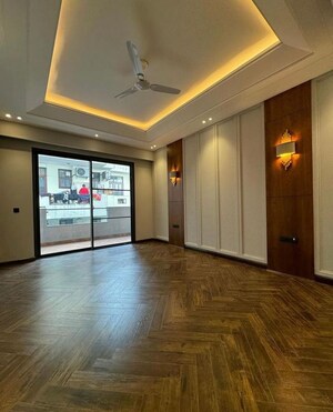 Room in 4 BHK Apartment at DLF Park Place, Sector 54 – for Sale