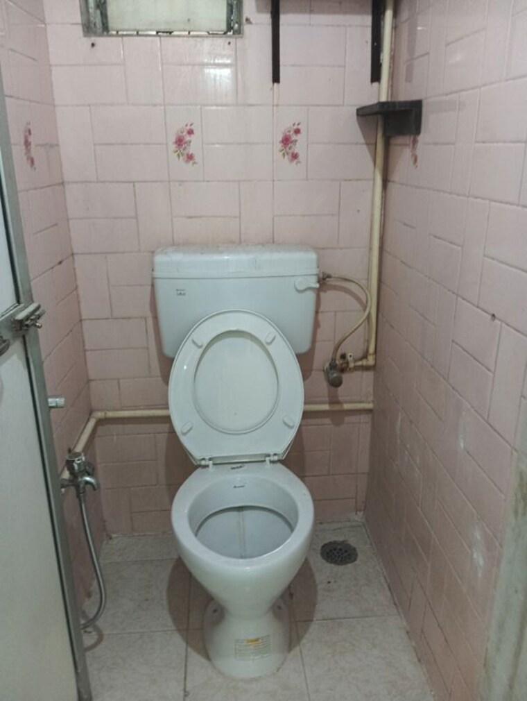 Bathroom, veena-sagar-cooperative-housing-society 1 Bedroom 600 Sq.Ft. Apartment In Mulund West Mumbai 10774136