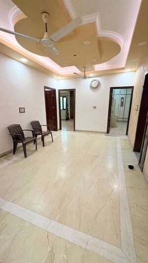 Room in 4 BHK Builder Floor at Sector 55 – for Rent