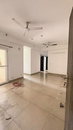 Room in  Apartment at Ajnara Le Garden, Sector 16b Greater Noida – for Sale