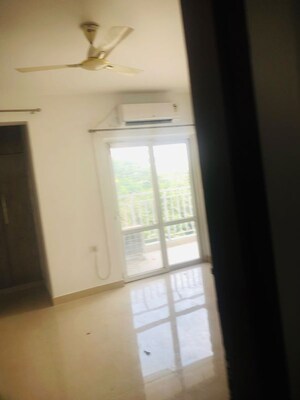 Room in 2 BHK Apartment at Umang Summer Palms, Sector 86 – for Rent