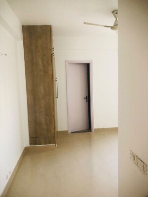 Room in 2 BHK Apartment at Umang Summer Palms, Sector 86 – for Rent