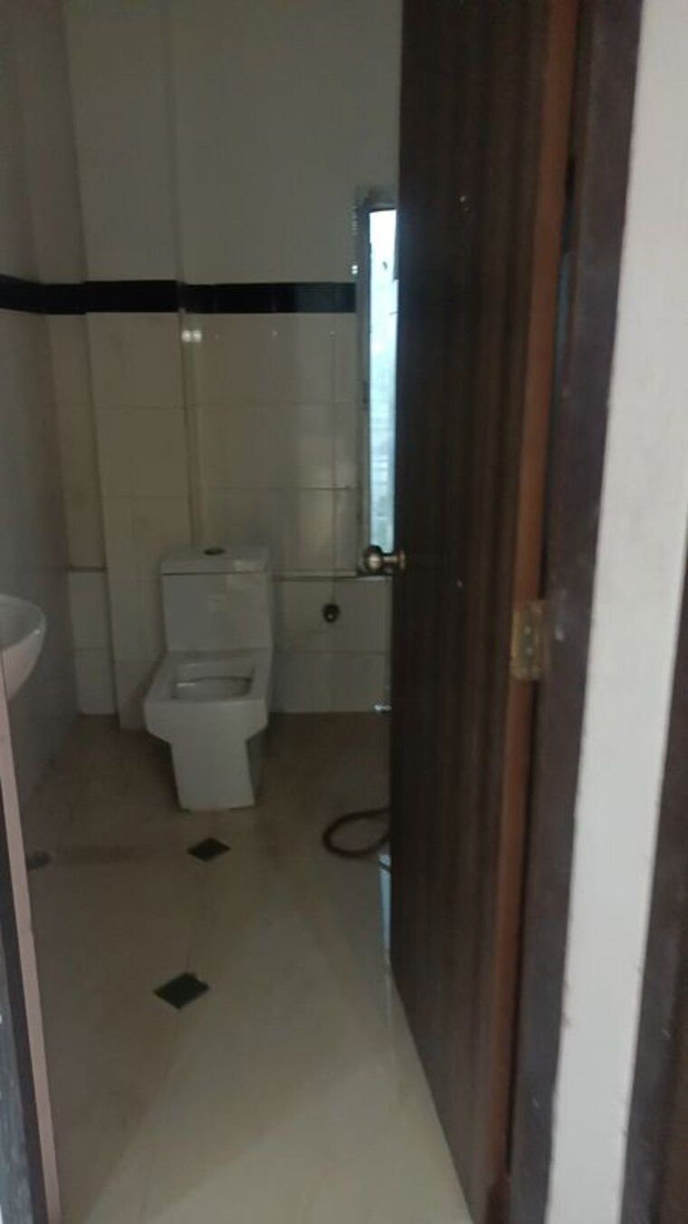 Bathroom, gariahat Commercial Office Space 2500 Sq.Ft. In Gariahat Kolkata 10774367