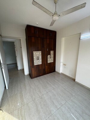 Room in 2.5 BHK Apartment at Heranadani Meadows Gemini, Ghodbunder Road – for Rent