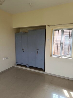 Room in 2 BHK Apartment at Kalpataru Hills, Manpada – for Rent