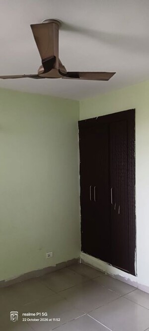 Room in 3.5 BHK Apartment at Stellar Mi Citihomes, Omicron Iii Greater Noida – for Rent