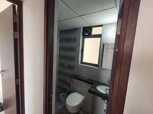 Bathroom in 1.5 BHK Apartment at Kalpataru Elitus, Mulund West – for Rent