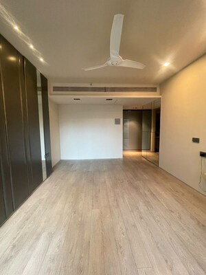 Room in 3 BHK Apartment at Rustomjee Paramount, Khar West – for Rent