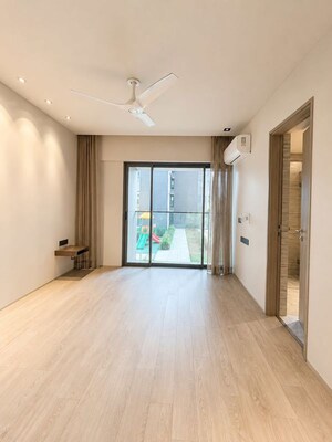Room in 3 BHK Apartment at Rustomjee Paramount, Khar West – for Rent