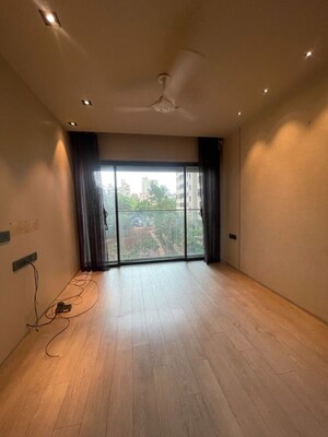 Room in 3 BHK Apartment at Rustomjee Paramount, Khar West – for Rent
