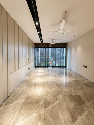 Room in 3 BHK Apartment at Rustomjee Paramount, Khar West – for Rent