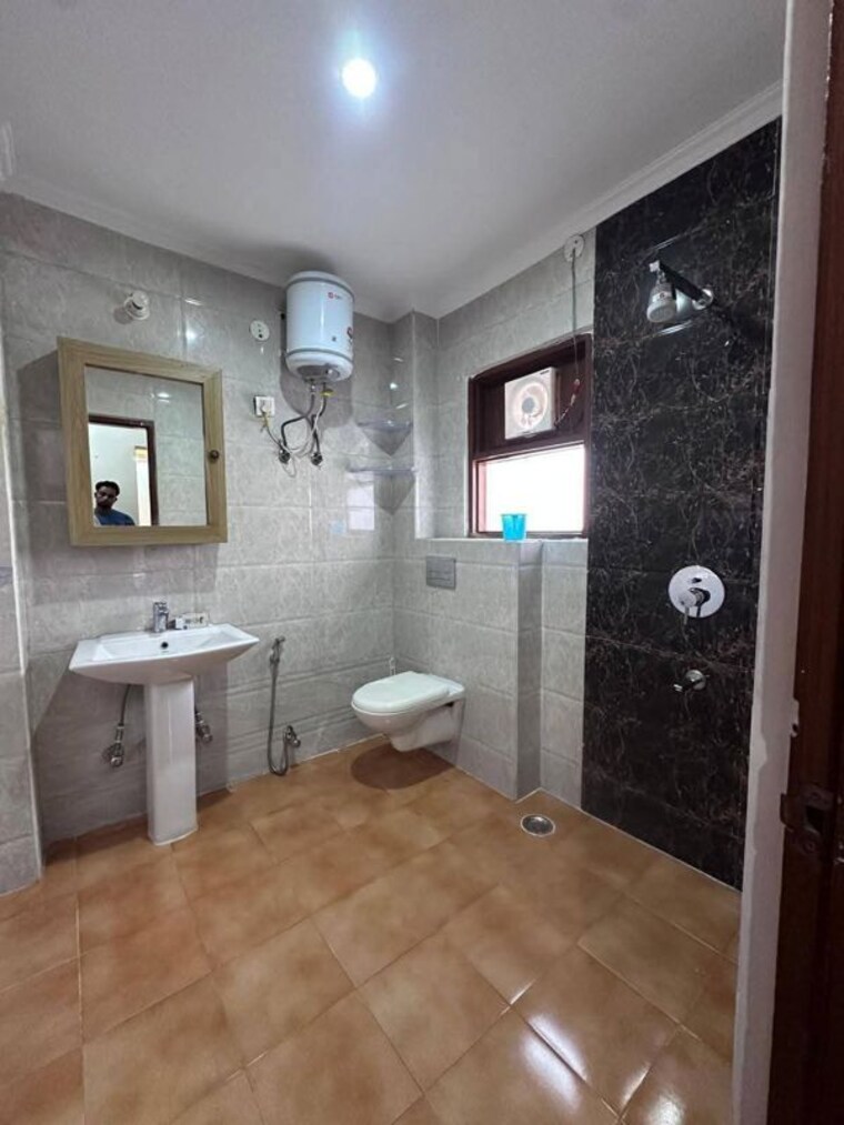Bathroom, sushant lok i 3 Bedroom 1935 Sq.Ft. Builder Floor In Sushant Lok I Gurgaon 10774674