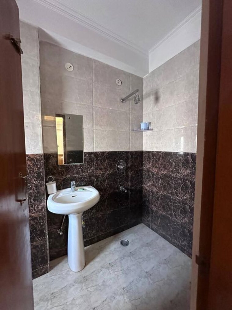 Bathroom, sushant lok i 3 Bedroom 1935 Sq.Ft. Builder Floor In Sushant Lok I Gurgaon 10774674