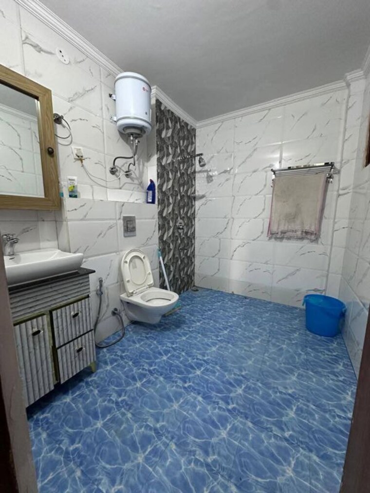 Bathroom, sushant lok i 3 Bedroom 1935 Sq.Ft. Builder Floor In Sushant Lok I Gurgaon 10774674