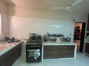 Furnished Amenities in 4 BHK Apartment at Dwarkamai CHS, Matunga West – for Rent