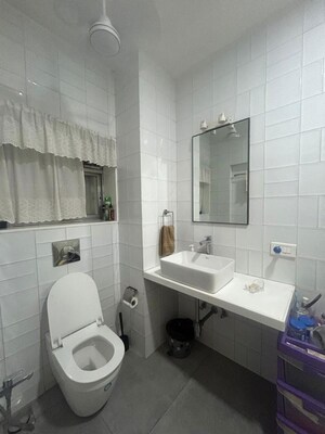 Bathroom in 4 BHK Apartment at Dwarkamai CHS, Matunga West – for Rent