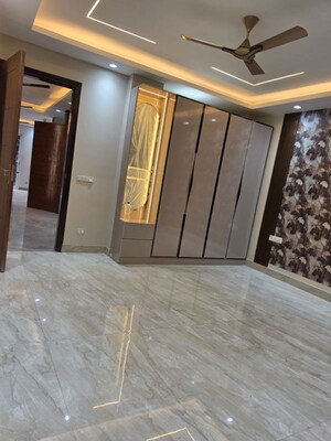Room in 4 BHK Apartment at DLF The Belaire, Sector 54 – for Sale