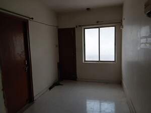 Room in 3 BHK Apartment at Exhibition Road – for Rent