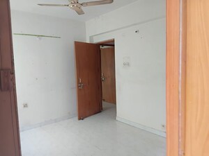 Room in 3 BHK Apartment at Exhibition Road – for Rent