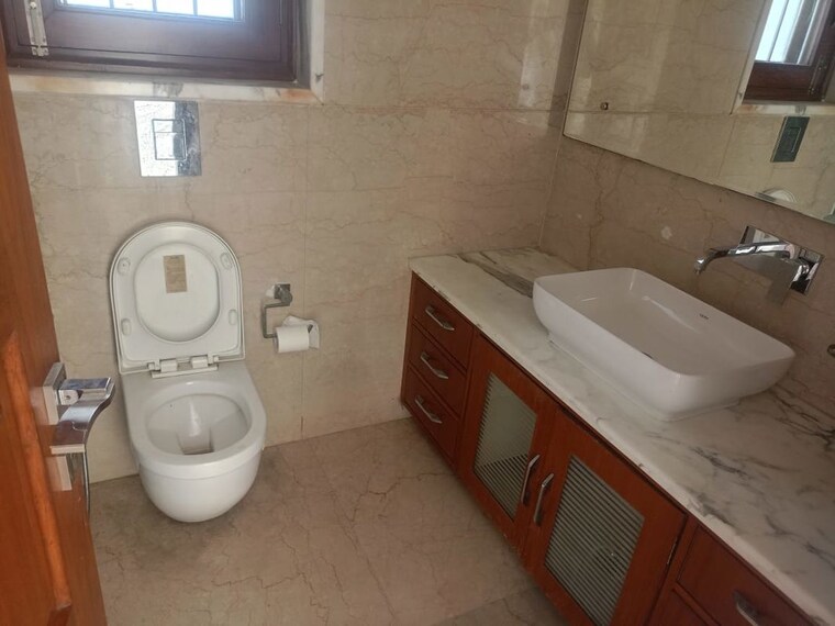 Bathroom, defence colony 3 Bedroom 3000 Sq.Ft. Apartment In Defence Colony Delhi 10775081