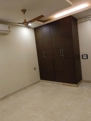 Room in 3 BHK Builder Floor at Sector 57 – for Rent