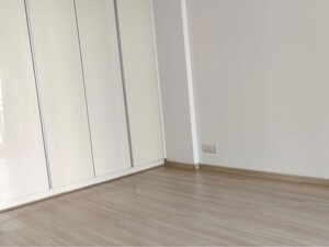 Room in 3 BHK Apartment at DLF Park Place, Sector 54 – for Sale