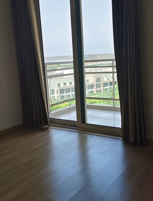 Room in 3 BHK Apartment at DLF Park Place, Sector 54 – for Sale