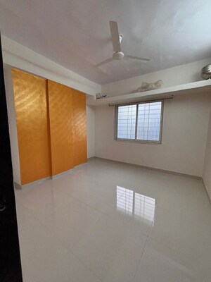 Room in 2 BHK Apartment at Mokarwadi – for Rent