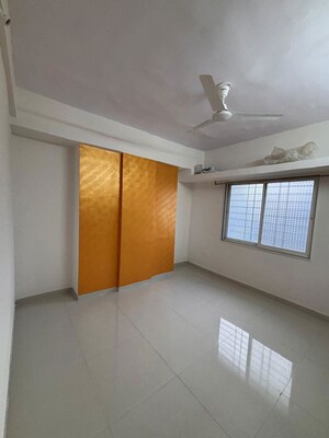 Room in 2 BHK Apartment at Mokarwadi – for Rent