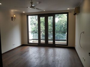 Room in 4 BHK Apartment at Defence Colony – for Rent
