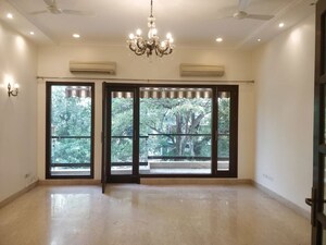 Room in 4 BHK Apartment at Defence Colony – for Rent
