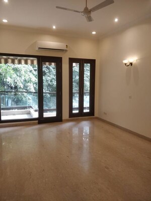 Room in 4 BHK Apartment at Defence Colony – for Rent