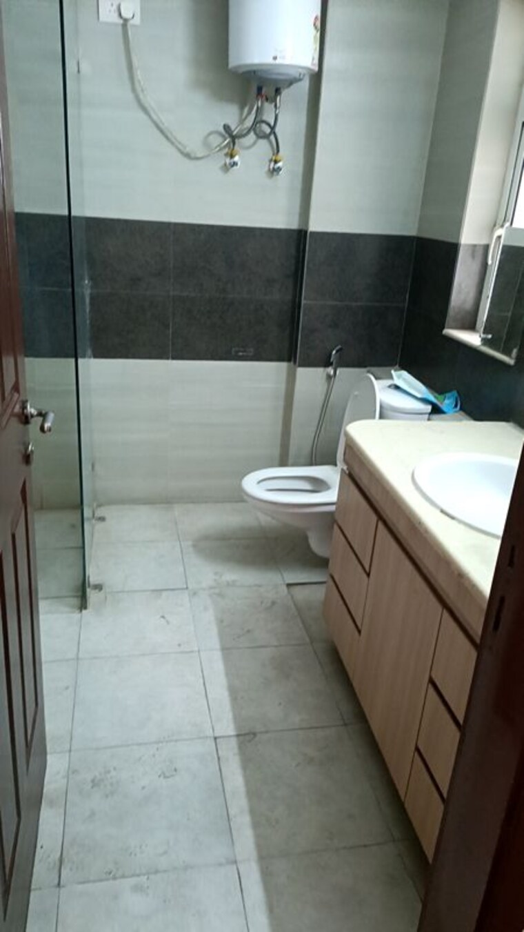 Bathroom, tulip-violet 3 Bedroom 1578 Sq.Ft. Apartment In Sector 69 Gurgaon 10775277