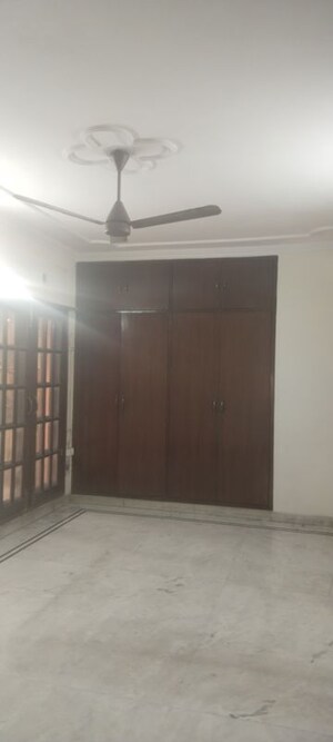 Room in 3 BHK Apartment at Sarita Vihar – for Rent