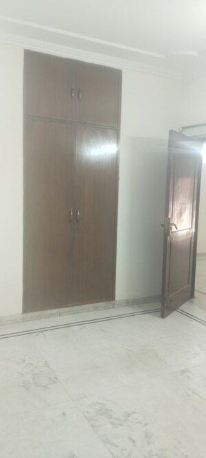 Room in 3 BHK Apartment at Sarita Vihar – for Rent