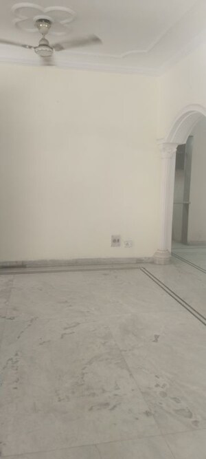 Room in 3 BHK Apartment at Sarita Vihar – for Rent