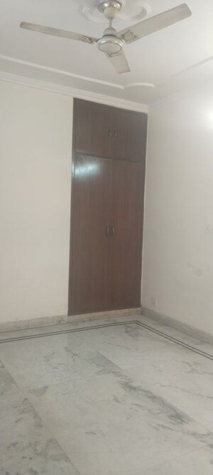 Room in 3 BHK Apartment at Sarita Vihar – for Rent