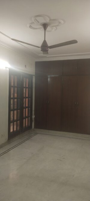 Room in 3 BHK Apartment at Sarita Vihar – for Rent