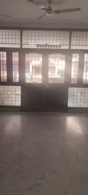 Room in 3 BHK Apartment at Sarita Vihar – for Rent
