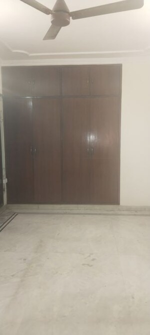 Room in 3 BHK Apartment at Sarita Vihar – for Rent