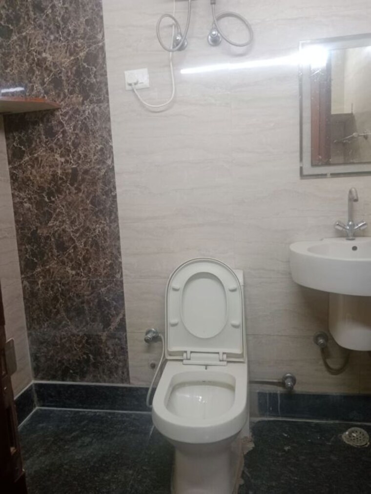 Bathroom, east delhi 3 Bedroom 200 Sq.Yd. Builder Floor In East Delhi Delhi 10775404