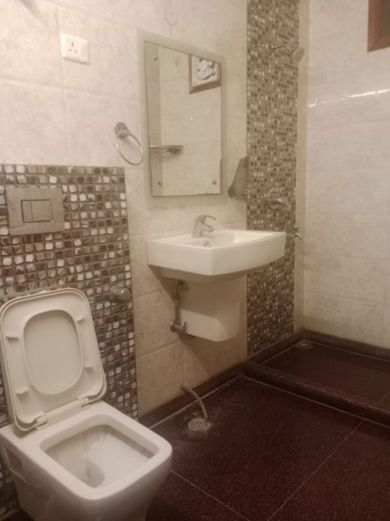 Bathroom, east delhi 3 Bedroom 200 Sq.Yd. Builder Floor In East Delhi Delhi 10775404