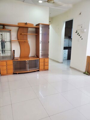 Room in 2 BHK Apartment at Sheth Vasant Lawns, Laxmi Nagar – for Rent