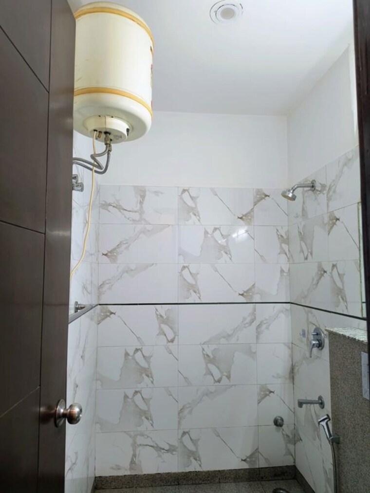 Bathroom, sector 43 2 Bedroom 300 Sq.Yd. Builder Floor In Sector 43 Gurgaon 10775402