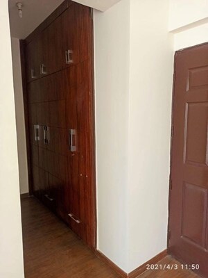 Furnished Amenities in 3 BHK Apartment at Unitech Escape, Sector 50 – for Rent