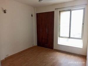 Room in 3 BHK Apartment at Unitech Escape, Sector 50 – for Rent