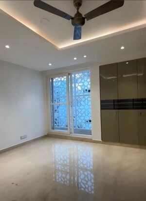 Room in 4 BHK Builder Floor at Green Park Extension – for Rent